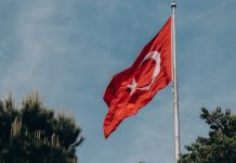 Turkey’s Milli Piyango lottery joins Erdoğan campaign against illegal gambling Flag of Turkey on a flagpole